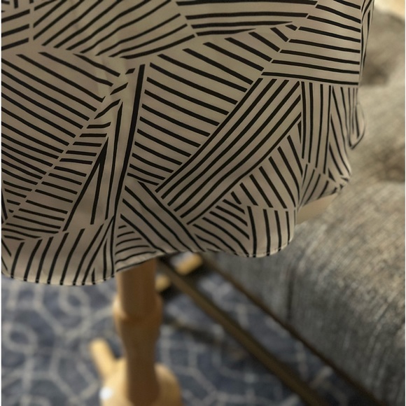 Sleeveless graphic stripe blouse. - Picture 5 of 5